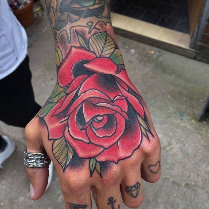 tattoo bedeutung, farbige rose am handgelenk, farbige tätowierung 