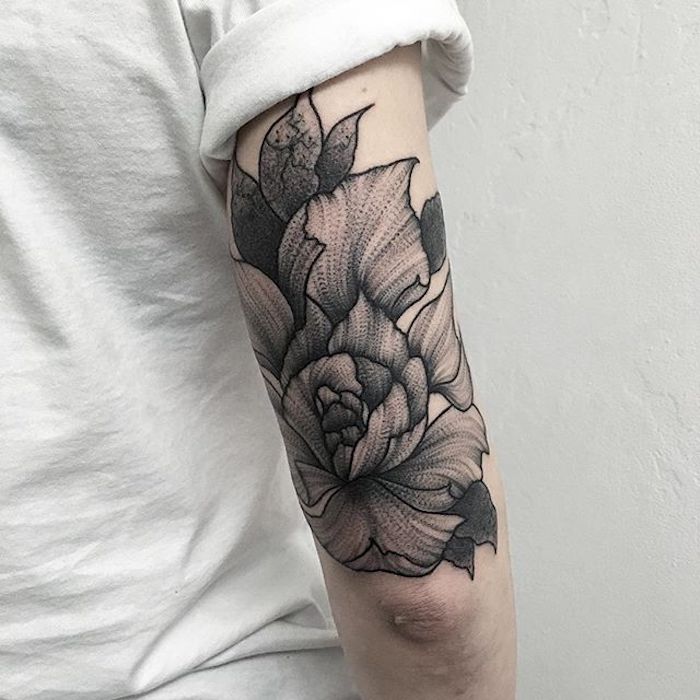 tattoos blumen, arm tätowieren, schwarz-graues lotusblume tattoo
