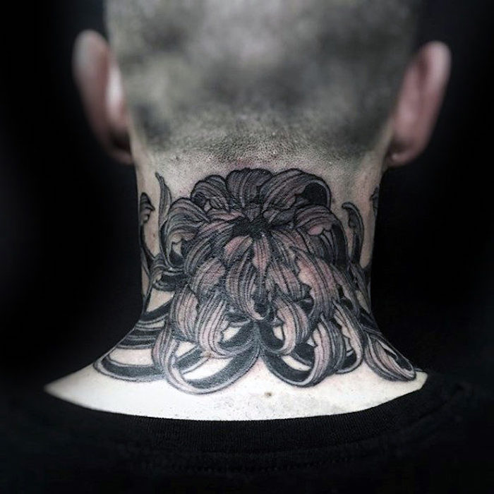 blumen und ihre bedeutung, mann mit schwaz-grauer chrysanthemen-tattoo am hals