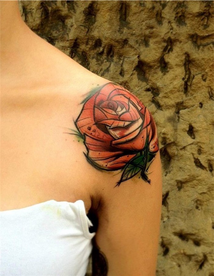 tattoo blumen, frau mit kleiner rosen-tattoo am schulter