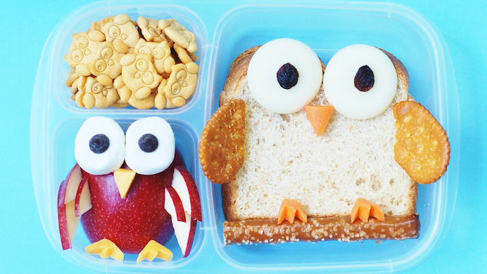Lunchdose mit drei Unterteilungen, kleine Eulenkekse, Apfeleule aus rotem Apfel, Augen aus Marshmallow und Schnabel aus Mango