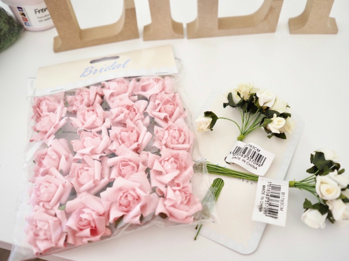 Buchstaben aus Blumen selber machen, Name aus künstlichen rosafarbenen Rosen und MDF