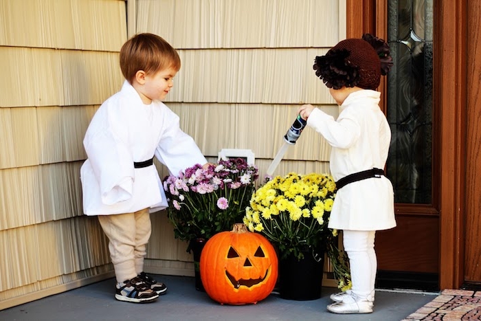 einfache Halloween Kostüme - zwei Zwillinge wie die Zwillinge aus Star Wars - Leia und Luke 