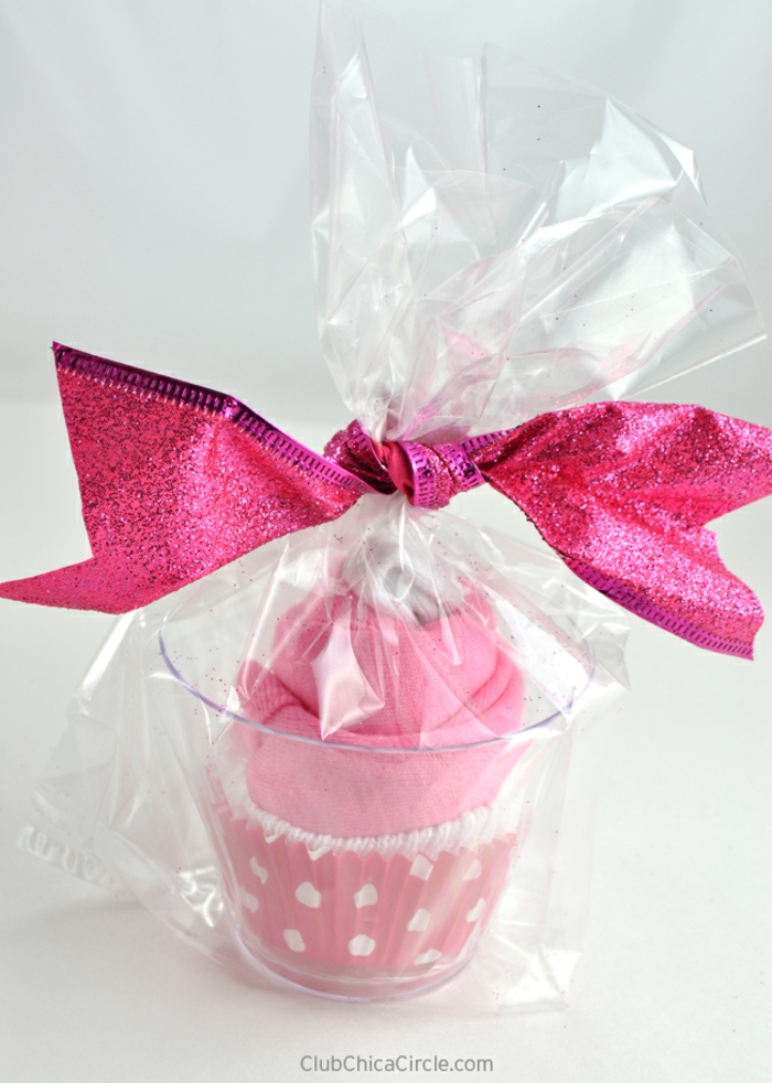 Babygeschenk für Mädchen, Cupcake aus Babysöckchen und Tuch, mit großem Band verziert