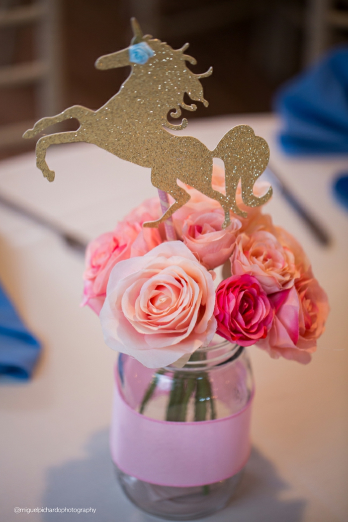 Dekoration für Babyparty, rosafarbene Rosen und goldenes Einhorn in Einmachglas