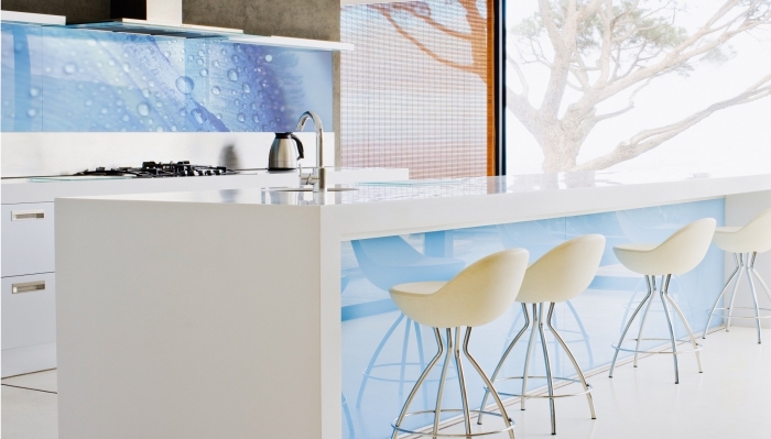 designer küchen bilder, kücheninsel in weiß und hellblau, moderne kpchenwand mit wassertropfen