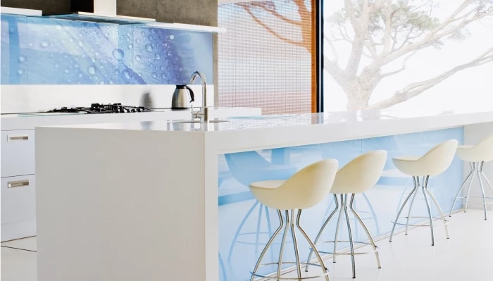 designer küchen bilder, kücheninsel in weiß und hellblau, moderne kpchenwand mit wassertropfen