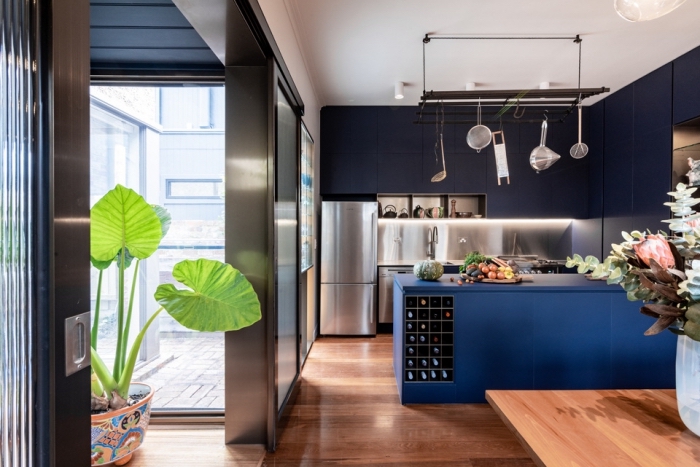 designer küchen, küchengestaltung in dunkelblau und holz, küchendeko ideen, große zimmerpflanze