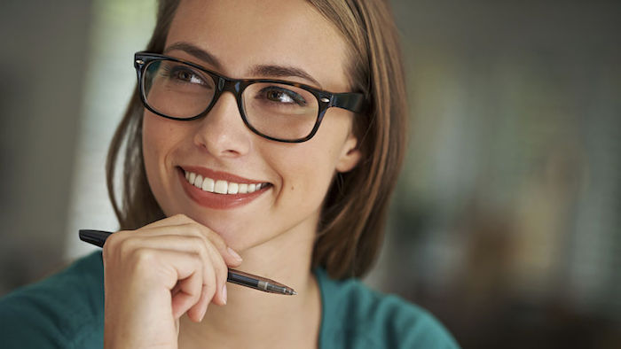die richtigen worte finden, frau mit blauer bluse und kurzen glatten haaren, die brille trägt