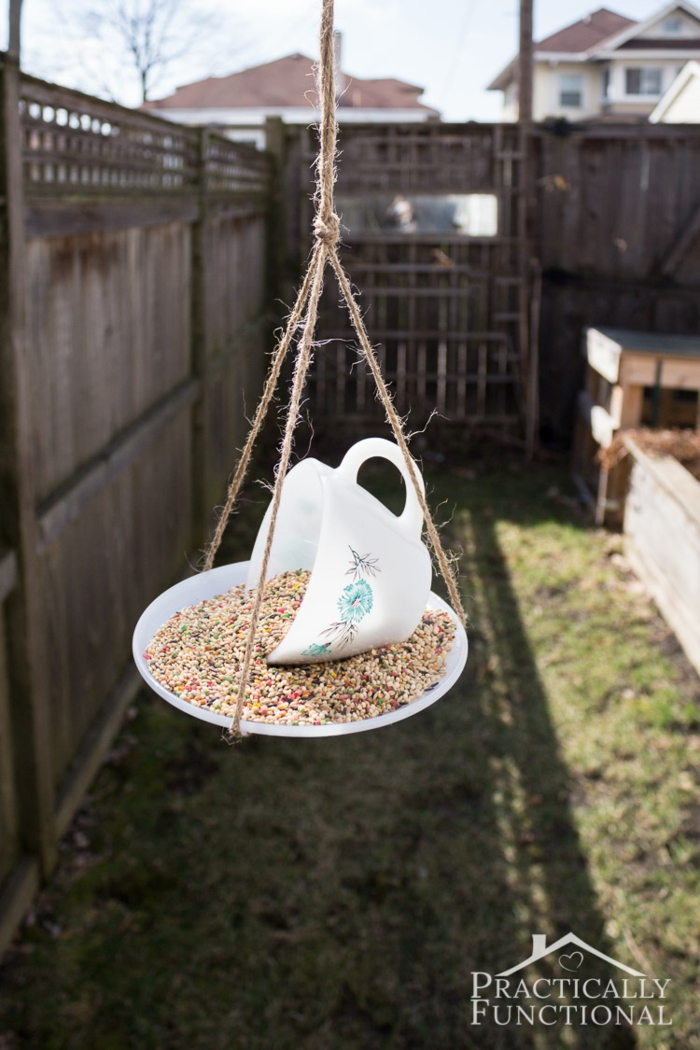 Futterhäuschen für Vögel aus Teetasse, Samen und Sonnenblumenkerne für Vögel, einfache DIY Idee