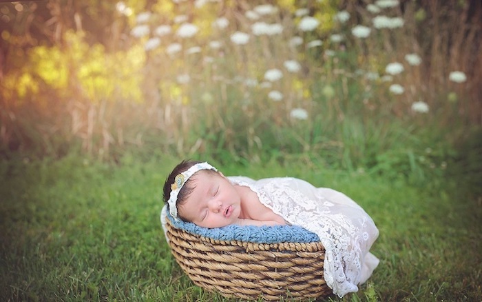  gute nacht bilder - hier ist ein kleines schlafendes baby mit einem weißen kleid und ein garten mit vielen grünen pflanzen und weißen und gelben blumen