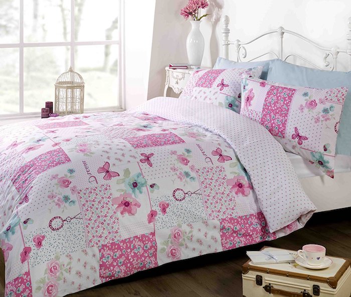 Patchworkdecke nähen für das Schlafzimmer eines Mädchens in rosa Farbe mit Schmetterlinge Muster