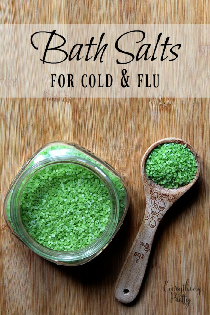 Badesalz gegen Erkältung und Grippe selber herstellen, in Einmachglas, Kochlöffel daneben, grüne Farbe