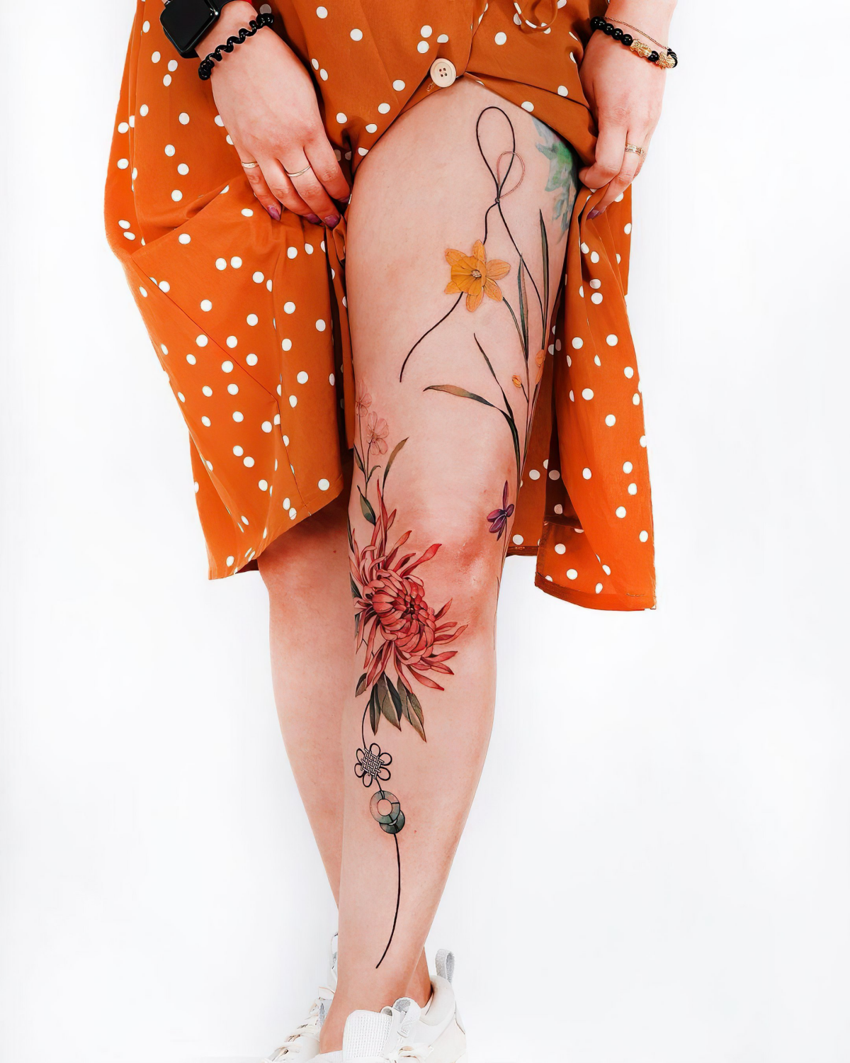 florale taetowierung auf bein tattooist sion