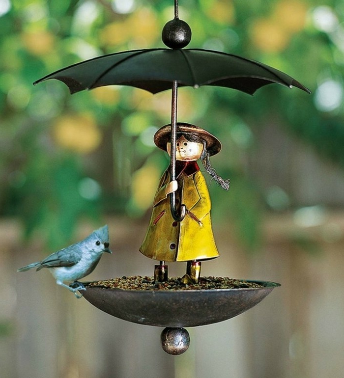 Futterhäuschen für Vögel aus Blech, Mädchen mit gelbem Mantel und Regenschirm, graues Vögelchen