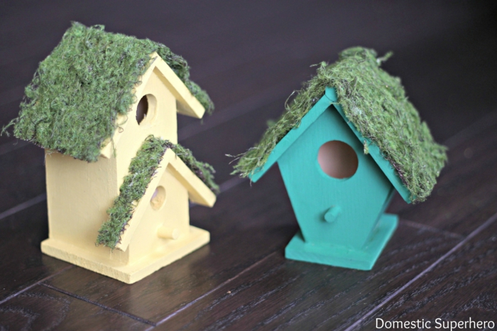 Vogelhäuschen aus Holz selber bauen, das Dach mit Moos verzieren, gelb und grün bemalen