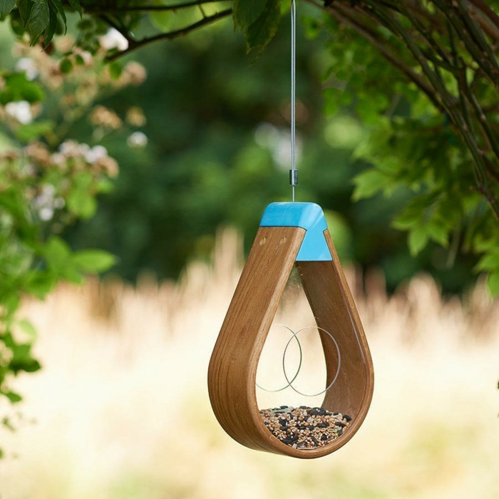 Futterhäuschen für Vögel aus Holz selber bauen, mit Samen und Sonnenblumenkernen füllen