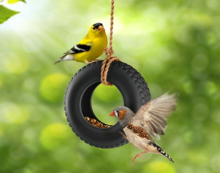 Futterhäuschen aus Mini-Reifen, zwei bunte Vögelchen, coole DIY Ideen für Ihren Garten