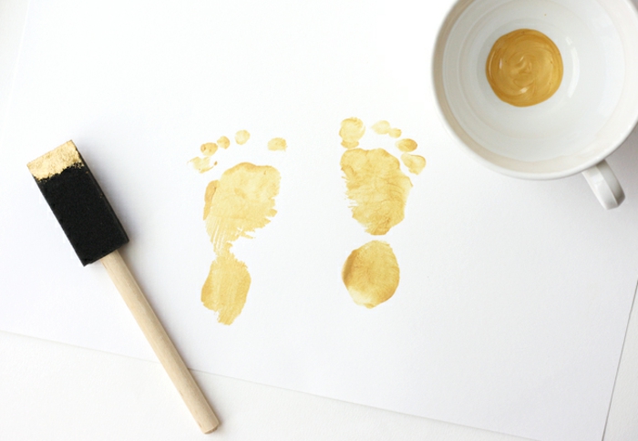 Bild mit Fußabdrücken selbst gestalten, dazu benötigen Sie nur gelbe Fingerfarbe und ein weißes Blatt, mithilfe eines Pinsels geht es leichter