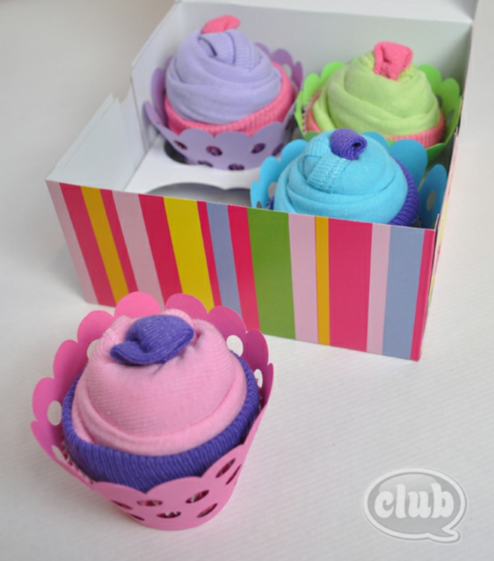 bunte Cupcakes aus Babysöckchen verpacken und zur Geburt schenken, kreative Idee zum Nachmachen
