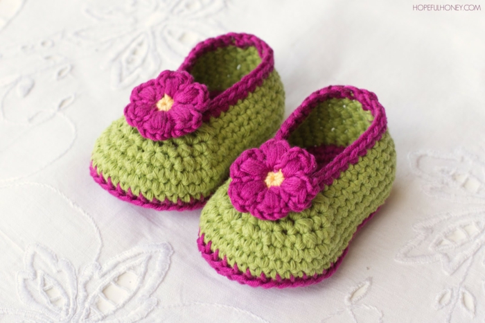 Selbstgestrickte Babyshuhe mit Blumen für Mädchen, zweifarbig- grün und violett, Geschenke zur Geburt selber machen