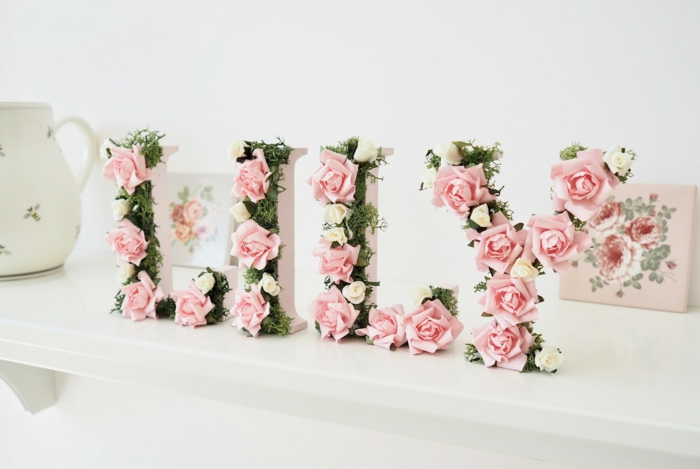 Buchstaben aus MDF, verziert mit Moos und künstlichen rosafarbenen Rosen, schönes Geschenk zur Geburt