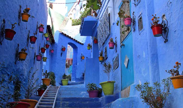 marokko bevölkerung sorgt für den schönen look der stadt touristen attraktion blaue straßen blumen gemütliches flair