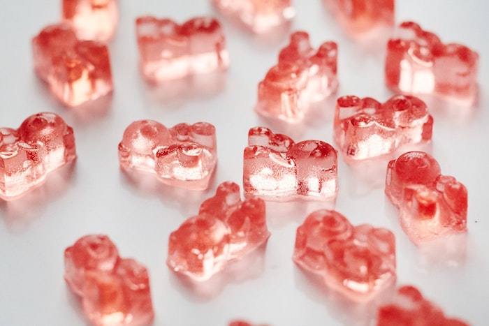 Gummibären Rezept für einige durchsichtige Stücke in roter Farbe auf eine glatte Oberfläche geordnet
