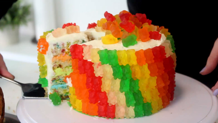 Gummibärchen selber machen und damit eine Regenbogen Torte dekorieren