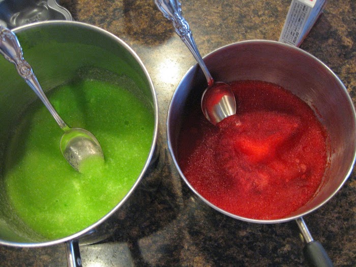 zwei fertige Gemische für Gummibärchen in roter und grüner Farbe - Gummibärchen selber machen