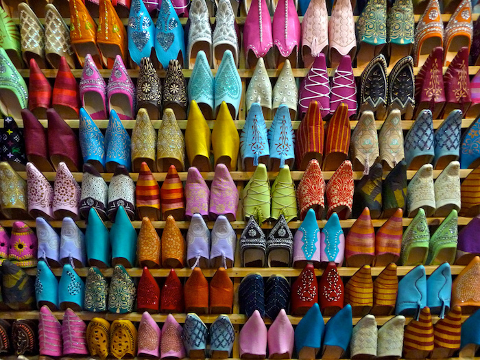 hauptstadt marokko medina altstadt markt offen pantoffel flip flop manie bunte farben 