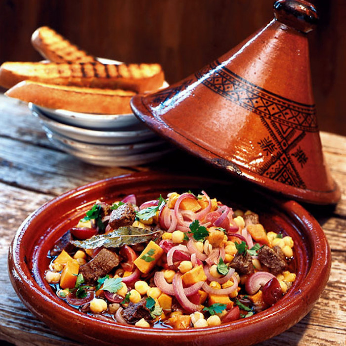 rabat marokko traditionelles essen tajine probieren essen und genießen mais fleisch gemüse brötchen