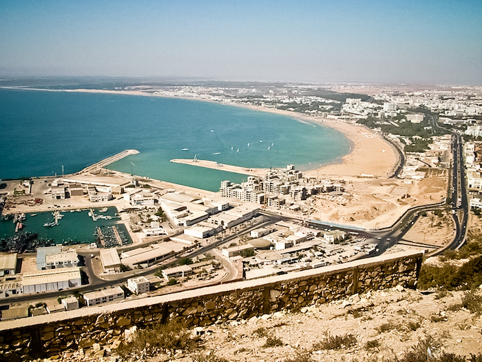 hauptstadr von marokko foto von oben aussicht über die stadt see meer ozean mittelmeer strand