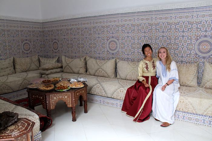 rabat marokko traditionelles interieur design restaurant oder zu hause zwei frauen befreundet kostüme nationale tracht