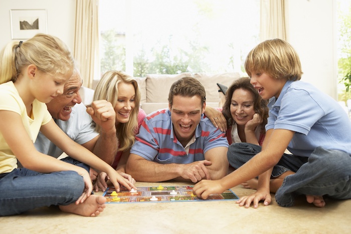 alle generationen spielen zusammen brettspiele kinder eltern großeltern zuhause spaß haben
