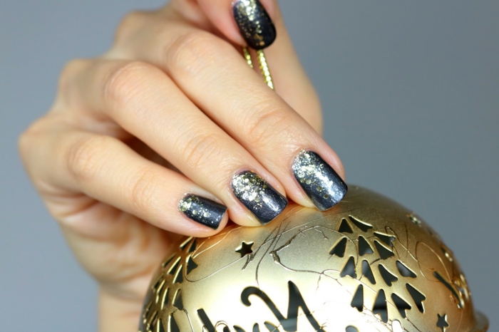 Coole Idee für Weihnachtsmaniküre, Glitzer Nägel zum Nachstylen, ovale Nagelform, goldener Weihnachtsball