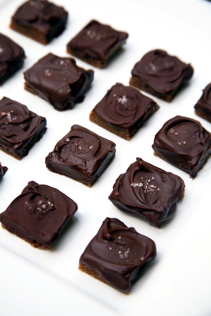 schokoladensorten selber machen kleine schoko tafeln praline hausgemacht bio schokolade mit meersalz dunkle schokolade genießen
