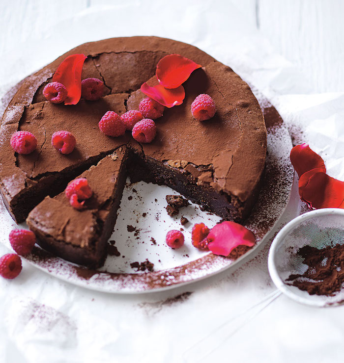 vegane schokolade kuchen aus roher schokolade und himbeeren zur dekoration lecker gesund und schön aussehend