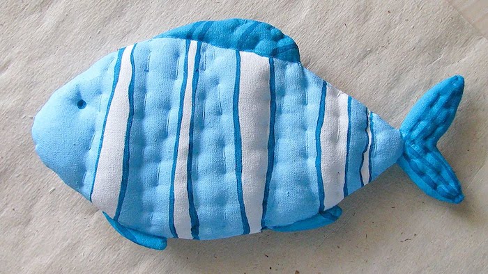 ein blauer Fisch auf weiße Streifen mit Nähmaschine hergestellt - Spiele für Katzen 