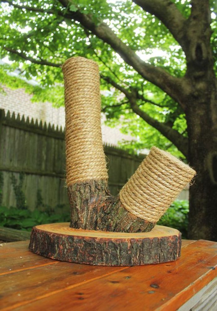 Katzenspielzeug selber machen aus Treibholz und Seil zum Spielen im Garten