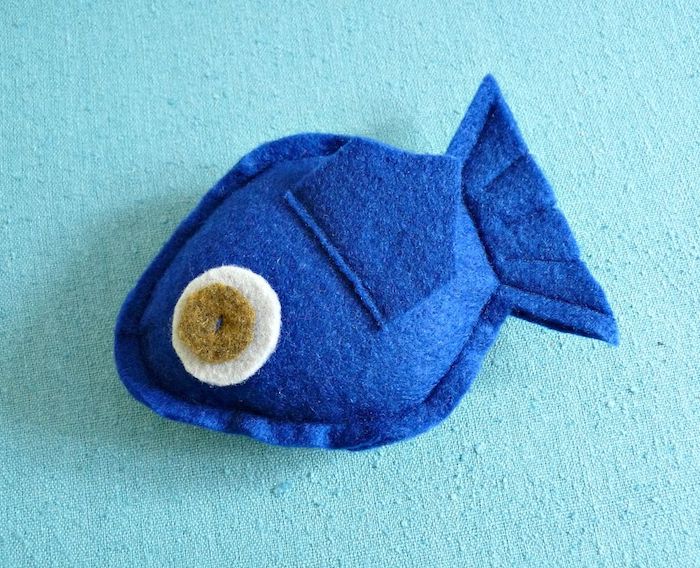 ein Fisch in blauer Farbe aus einem festen Stoff zusammengenäht - Spiele für Katzen