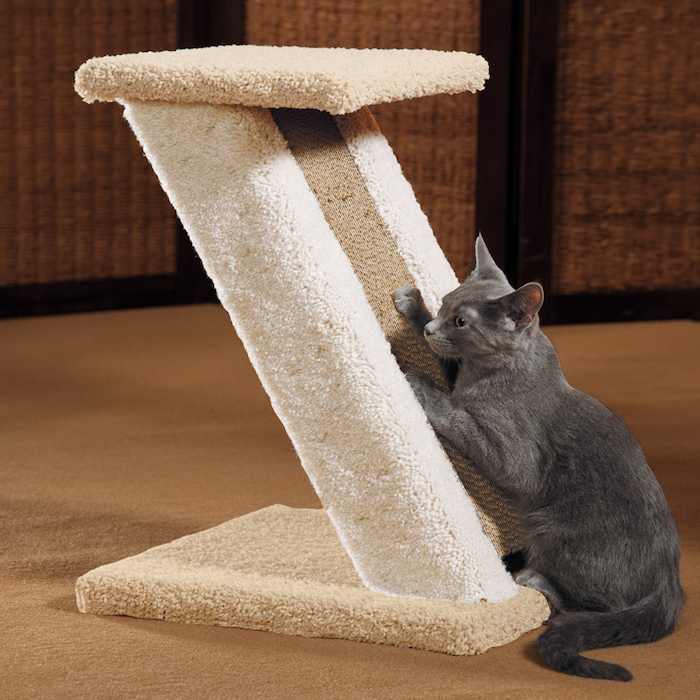 eine graue Katze klettert sich auf Kratzbaum aus verschiedenen Materialien - Katzenspielzeug basteln