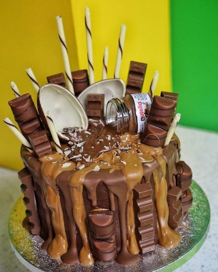 Glasur aus Karamell und Schokolade, Dekoration aus Kinderprodukte - Kuchen mit Kinderriegel