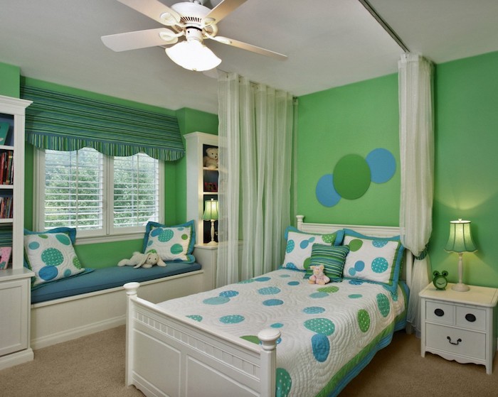 bunte farben im jugendzimmer kinderzimmer fenster deko anddeko bett weiße decke mit punkten blau grün