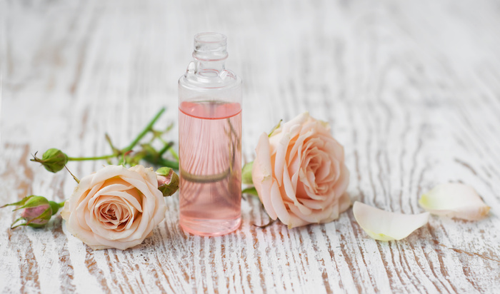 kosmetik ohne gefährliche inhaltstoffe selber machen, duschöl mit rosenöl 