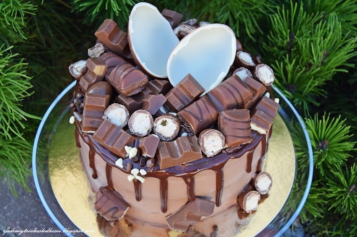 Süßigkeiten Torte ein Überraschungsei und viele Kinderriegel zerstückelt, Schokoladenglasur
