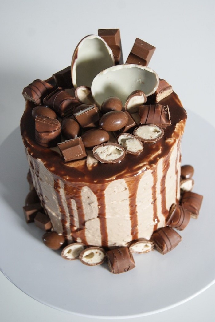 Süßigkeiten Torte - kleine Schokoladeneier und eine große Überraschungsei