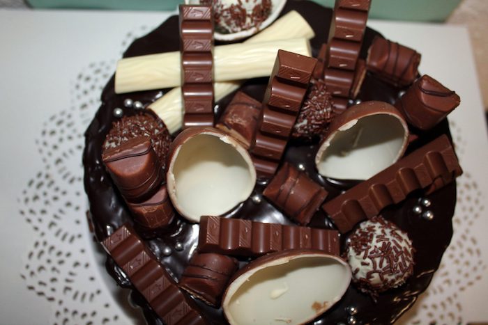 Süßigkeiten Torte mit drei Überraschungseier und viele Kinderriegel - eine Schokoladen Wunder