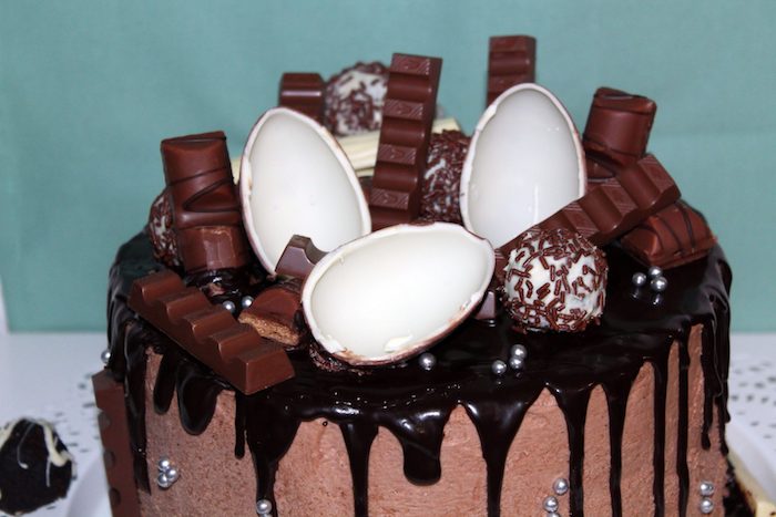 Süßigkeiten Torte mit viele verschiedene Arten von Kinderschokolade und Schokoladenglasur