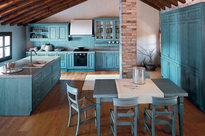 küchenideen blaue küche schränke kochinsel elektrogeräte und sogar tisch in blau stühle tischdecke weiß